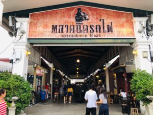 バンコク最大のナイトマーケット「シーナカリン鉄道市場」